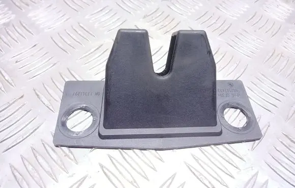 Opel Astra J Tailgate/boot lid lock trim 662582423