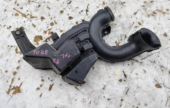 Nissan Juke I F15 Intake resonator 70390758