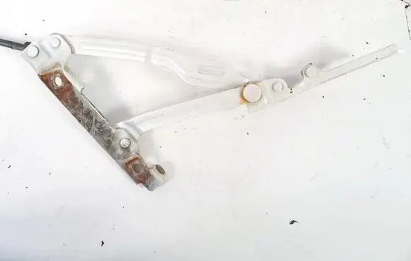 Subaru Legacy Tailgate/trunk/boot hinge