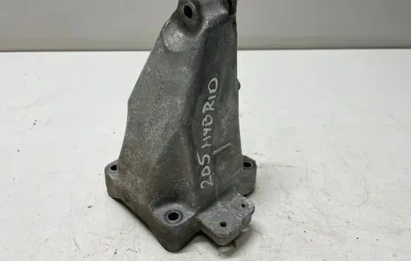 Mercedes-Benz C W205 Engine mounting bracket A2742231004
