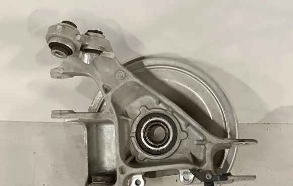 Rear wheel hub spindle/knuckle