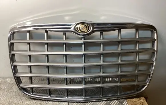 Chrysler 300 - 300C Front bumper upper radiator grill 04805926AA 04805927AA