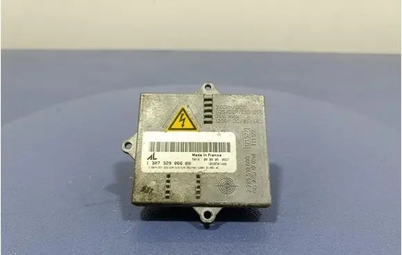 Audi A3 S3 A3 Sportback 8P Voltage converter/converter module 1307329066