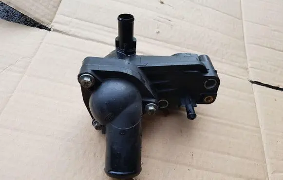 Ford Mondeo MK IV Thermostat housing 
