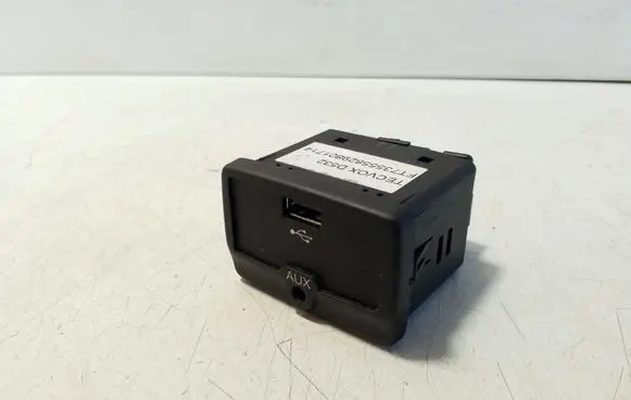 Fiat 500L AUX in-socket connector 7355582