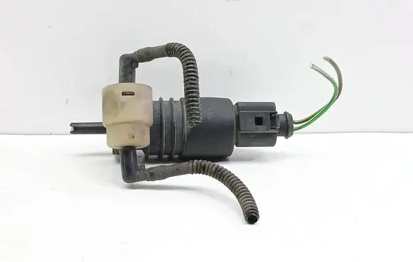 Volkswagen Golf IV Windscreen/windshield washer pump
