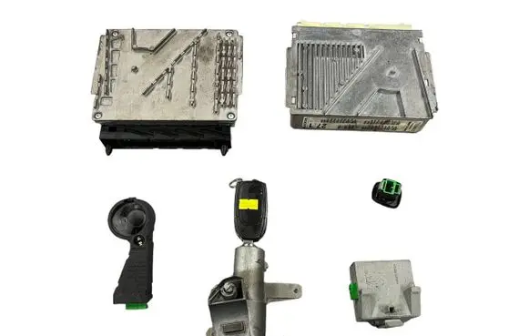 Volvo XC70 Engine ECU kit and lock set 30637733 30637733A 0281011078