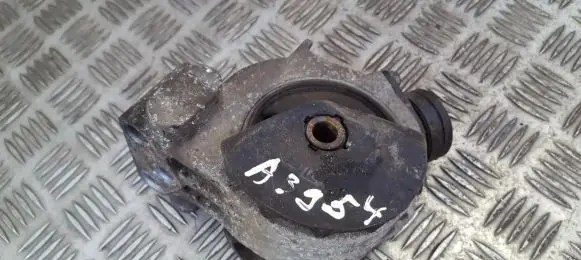 Mitsubishi Space Runner Engine mount bracket mr272742