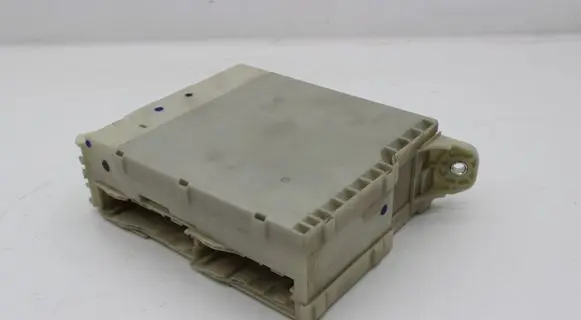 Lexus IS 220D-250-350 Fuse module 8273053050