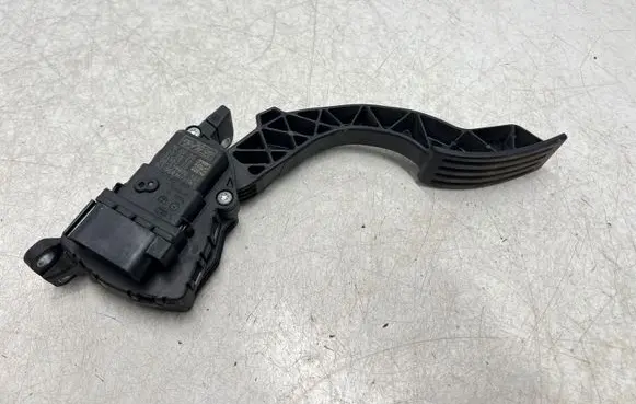 Ford Focus Accelerator throttle pedal 4M519F836CH