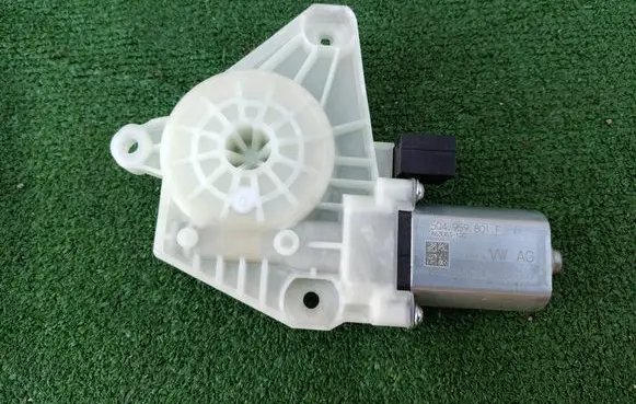 Volkswagen Tiguan Rear door window regulator motor 5Q4959801F