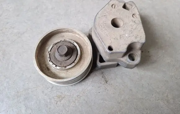 Mitsubishi L200 Alternator belt tensioner 1345A062
