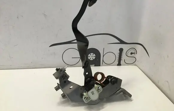 Toyota RAV 4 (XA50) Clutch pedal 