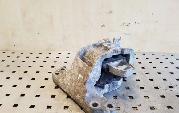 Peugeot 508 Engine mount bracket