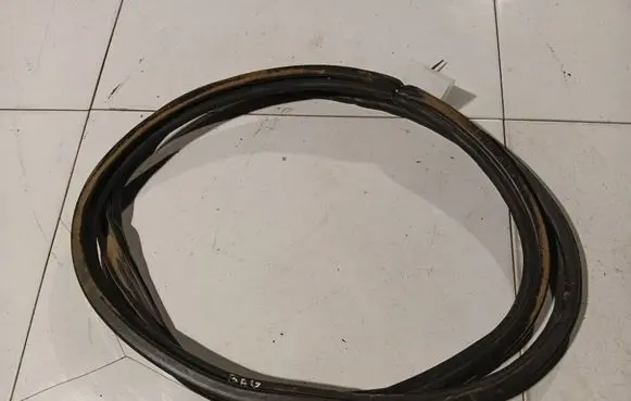 Trunk rubber seal (body)