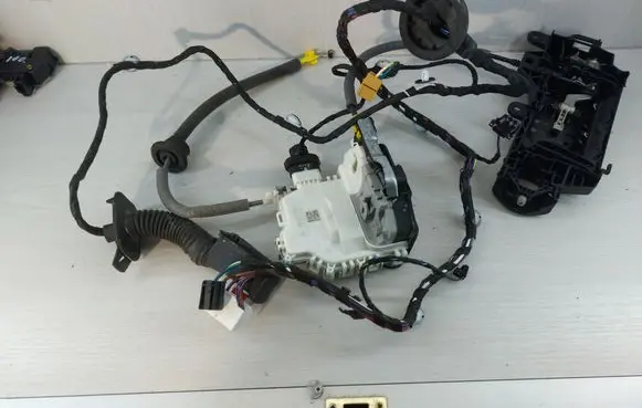 Audi A4 S4 B9 8W Front door lock 8X0839016E 8W0837812A