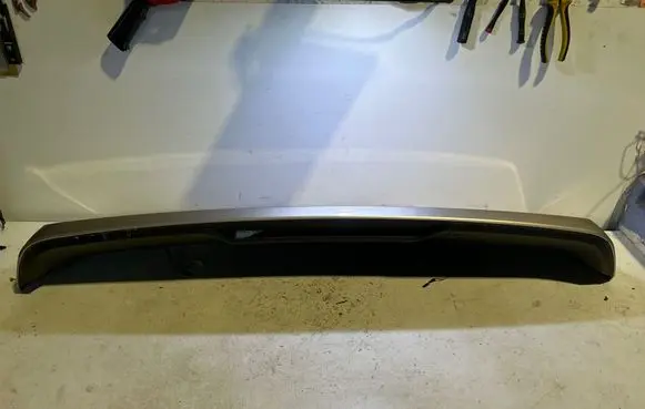 Tailgate/trunk spoiler