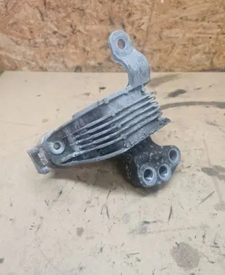 Engine mount bracket
