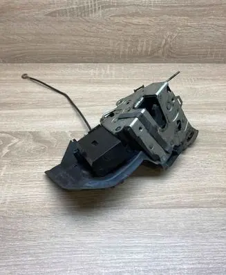 BMW 5 E34 Front door lock 8235411