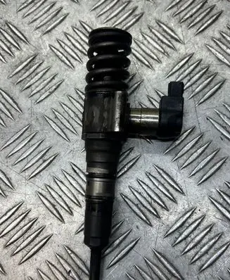Volkswagen PASSAT B6 Fuel injector 03G130