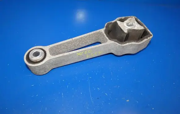 Volvo XC60 Engine mounting bracket 