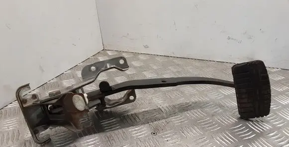 Mitsubishi Pajero Brake pedal