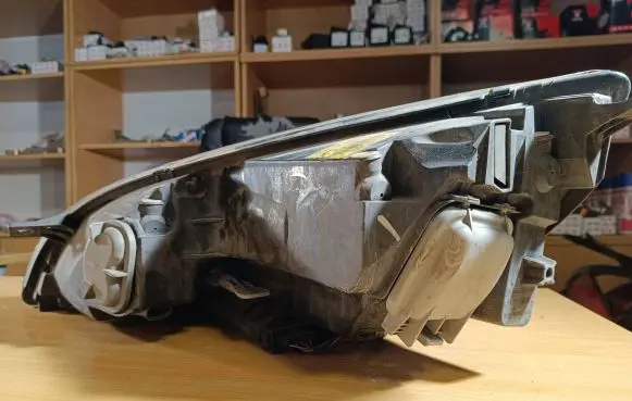 Mitsubishi Colt Headlight/headlamp MR957354 0301208202
