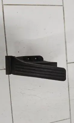 Mercedes-Benz E W212 Accelerator throttle pedal A2043000004 131109 0945