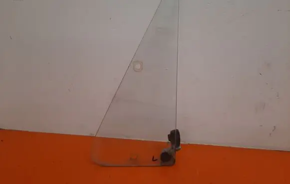 Volkswagen PASSAT B5 Front door vent window glass four-door 43R-001165