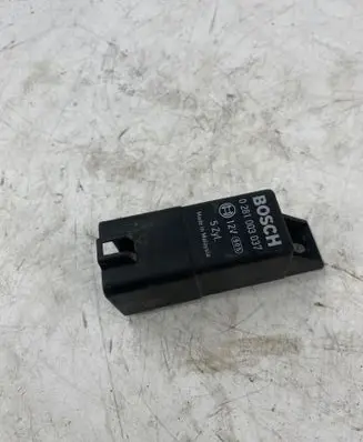 Volvo S60 Glow plug pre-heat relay 0281003037 30751798