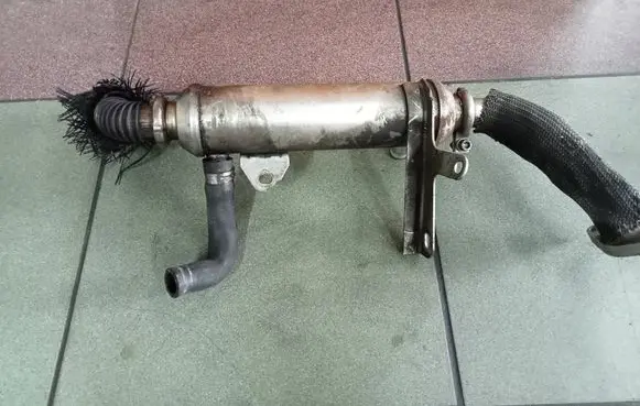 Opel Zafira B EGR valve cooler 55203716