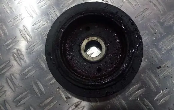 Toyota Avensis T220 Crankshaft pulley 22010