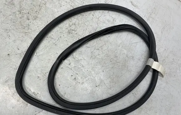 Opel Insignia A Front door rubber seal 13228126