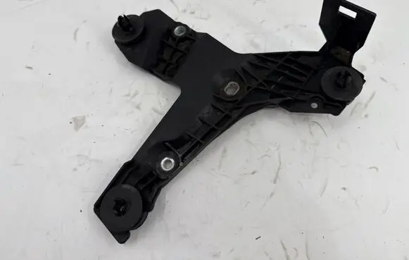 Volvo S60 Air filter cleaner box bracket assembly 30636575