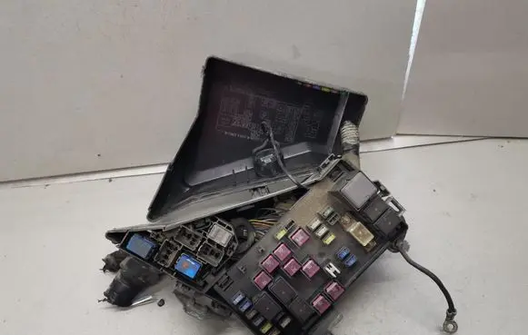 Subaru Legacy Fuse module MB502011B MB100200B