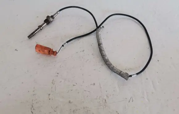 Volkswagen Golf V Exhaust gas temperature sensor 03G906088D