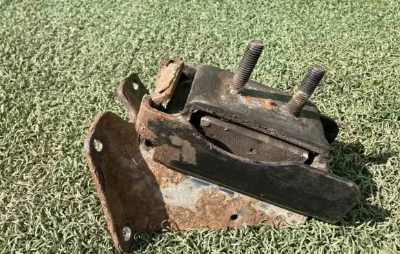 Iveco Daily 4th gen Engine mount bracket 504046294