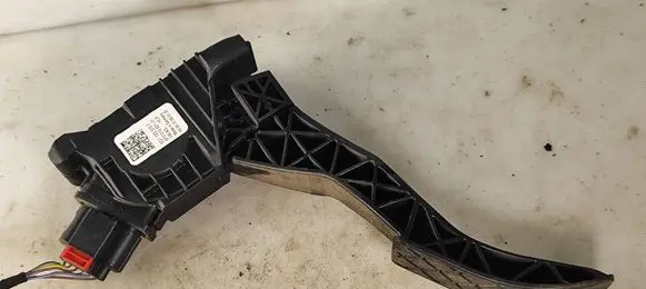 Accelerator throttle pedal