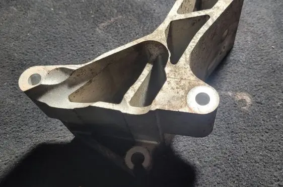 Volvo S80 Engine mounting bracket