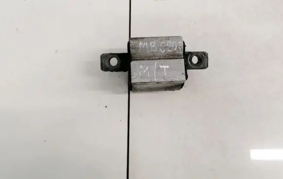 Mercedes-Benz C AMG W204 Engine mount bracket