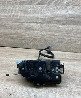 Volkswagen Phaeton Front door lock 25100D6