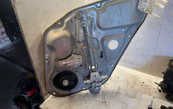 Hyundai Sonata Front window lifting mechanism without motor