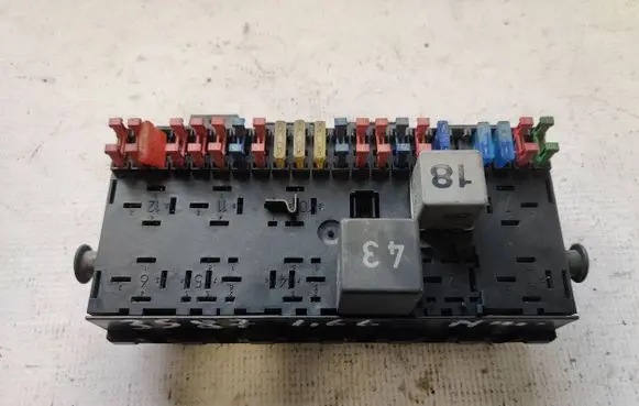 Volkswagen PASSAT B3 Fuse module 171941813D
