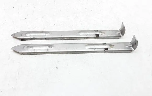Headlight/headlamp mounting bracket