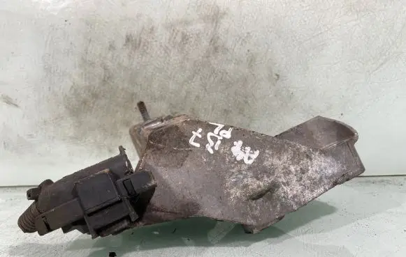 Audi A4 S4 B7 8E 8H Engine mounting bracket 8e0199352f