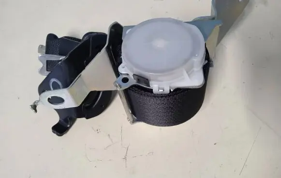 Middle seatbelt (rear)
