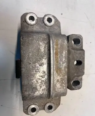 Volkswagen Tiguan Engine mount bracket 3C0199555