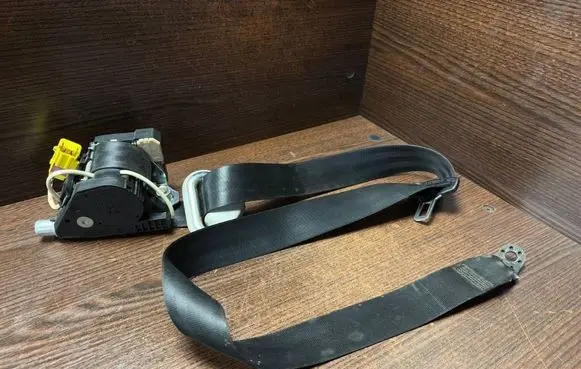 Volkswagen Transporter - Caravelle T5 Front seatbelt 7H0857806 7H0857806F