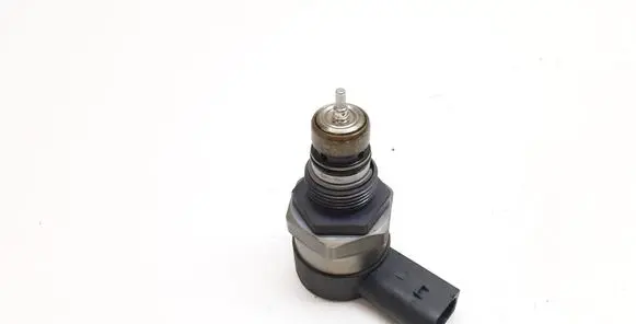 BMW 5 F10 F11 Fuel pressure regulator 0281002949