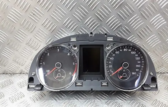 Volkswagen PASSAT CC Speedometer (instrument cluster) 3c8920970s